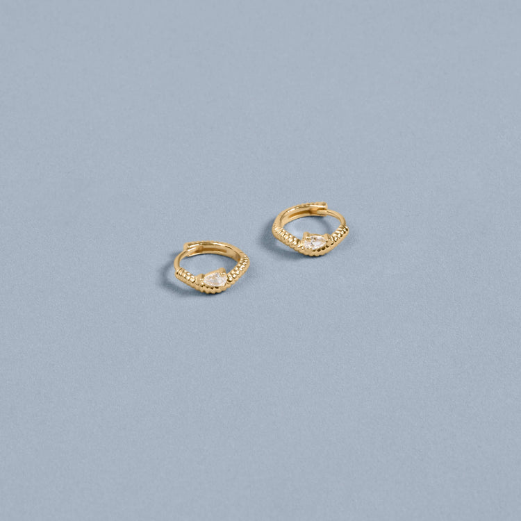 Stone and Strand 14K Yellow Gold Cobra Diamond Wave Ear Huggies Editorial Image
