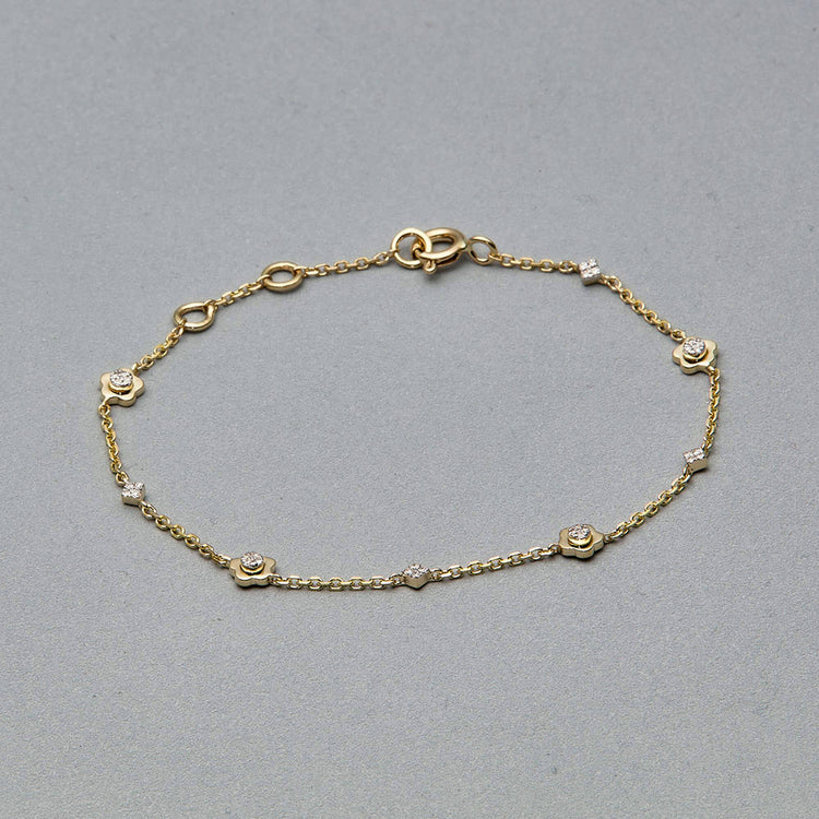 Stone and Strand 14K Yellow Gold Crosby Pave Bracelet Editorial Image