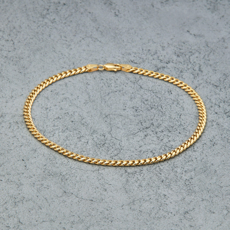 Stone and Strand 10K Yellow Gold Curbside Anklet Editorial Image