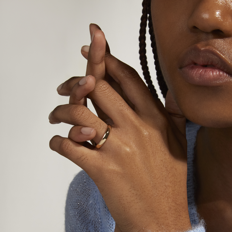 Image of 14K Yellow Gold Classique Band 4mm on Models Hand