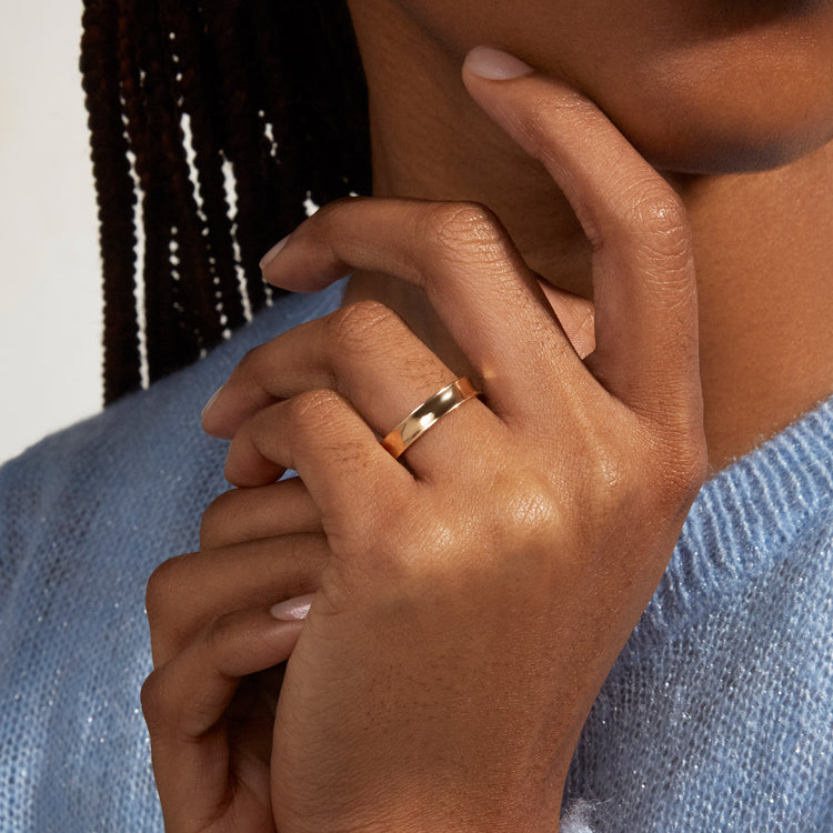 Image of 14K Yellow Gold Ellipse Band on Models Hand