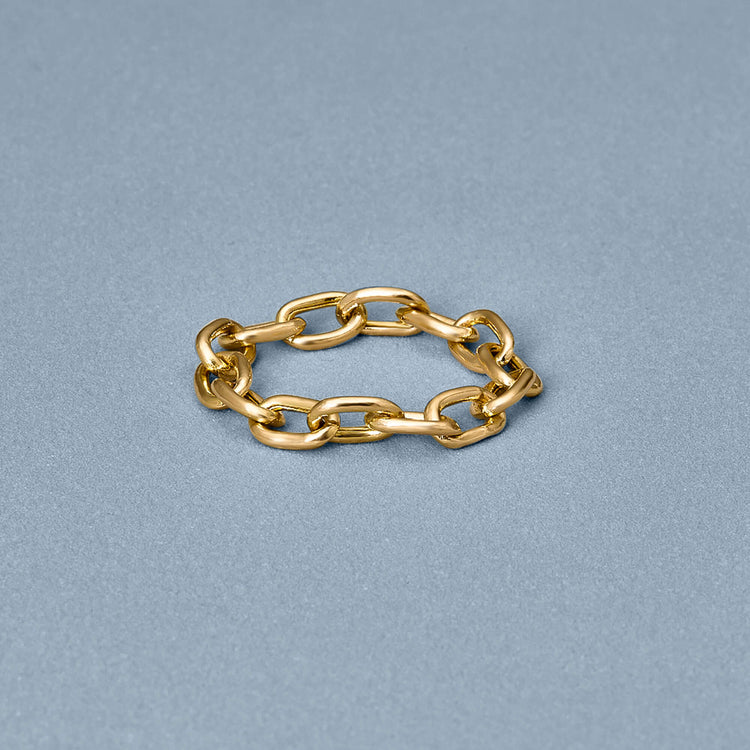 Stone and Strand 14K Yellow Gold Elongated Cable Link Ring Editorial Image