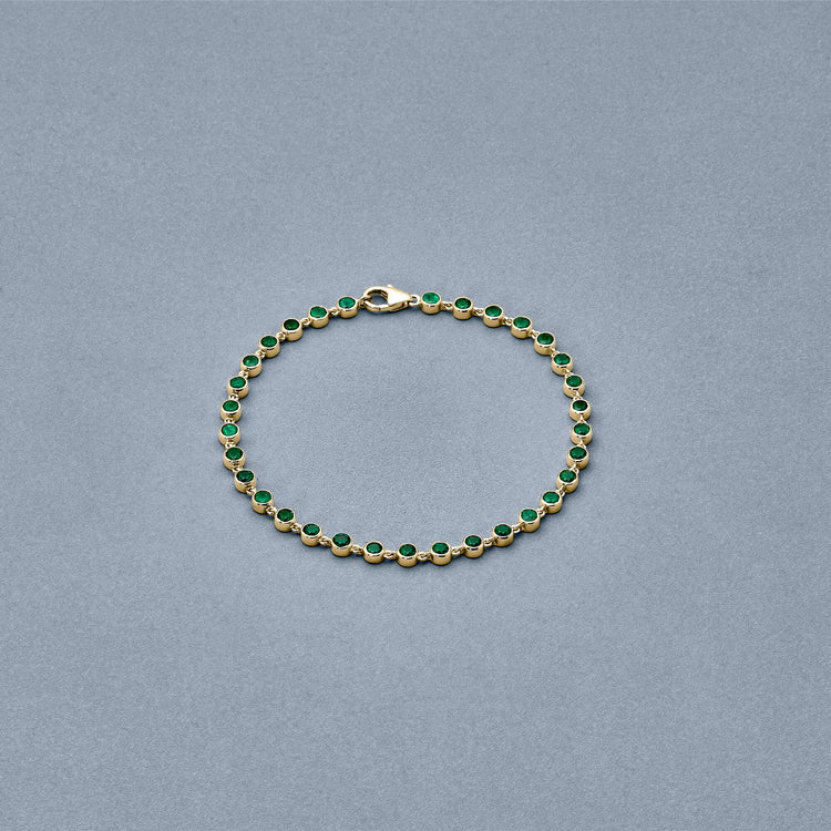 Stone and Strand 14K Yellow Gold Emerald Luxe Bezel Tennis Bracelet Editorial Image