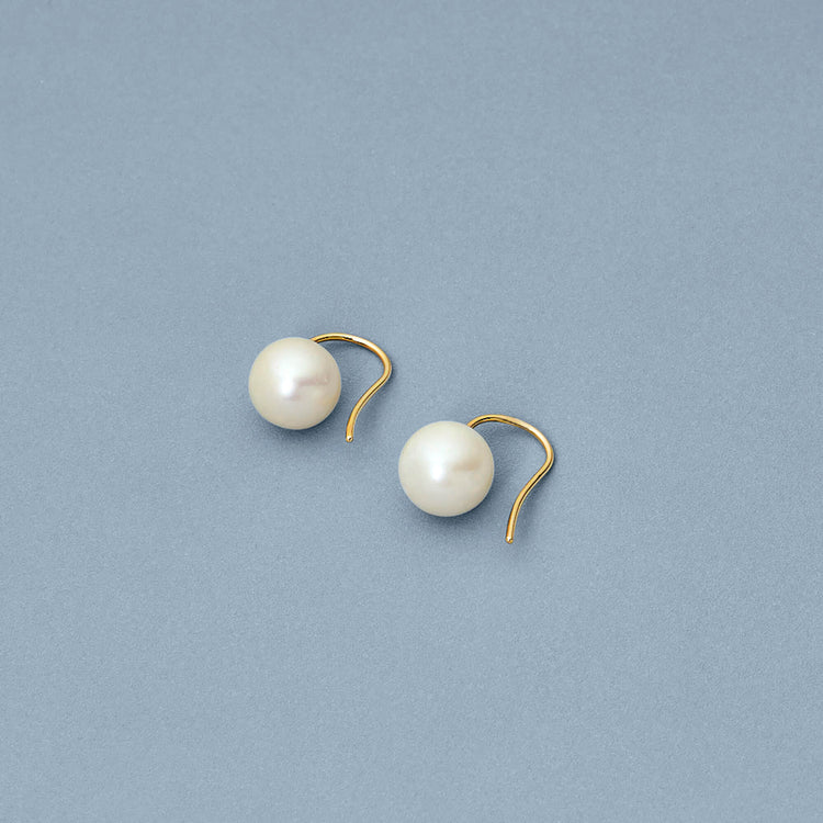 Stone and Strand 14K Yellow Gold Essential Pearl Hook Earrings Editorial Image