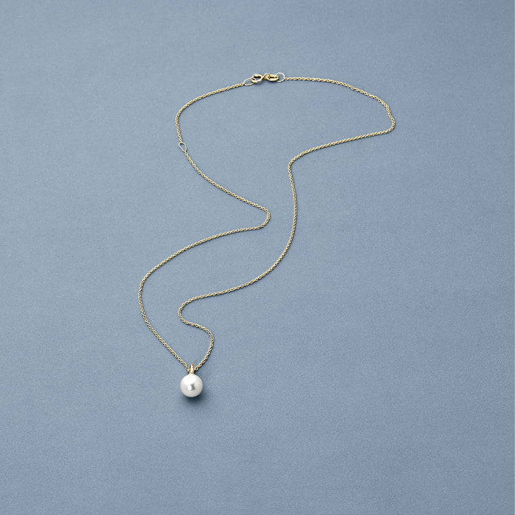 Stone and Strand 14K Yellow Gold Essential Pearl Necklace Editorial Image