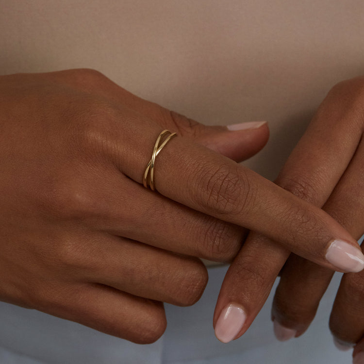 Image of 10K Yellow Gold Fine Crossover Ring on Models Hand