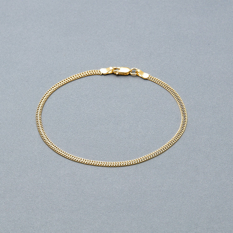 Stone and Strand 14K Yellow Gold Flat Arrow Chain Bracelet Editorial Image