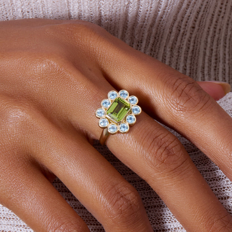 Image of 14K Yellow Gold Full Volume Pistacchio Spritz Vintage Ring on Models Hand