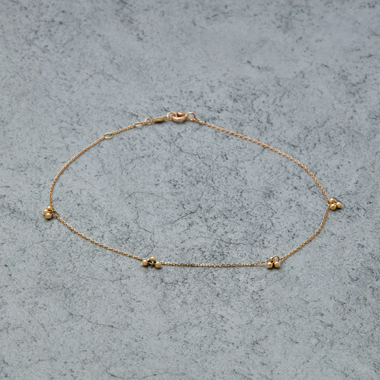 Stone and Strand 10K Yellow Gold Gold Cluster Anklet Editorial Image
