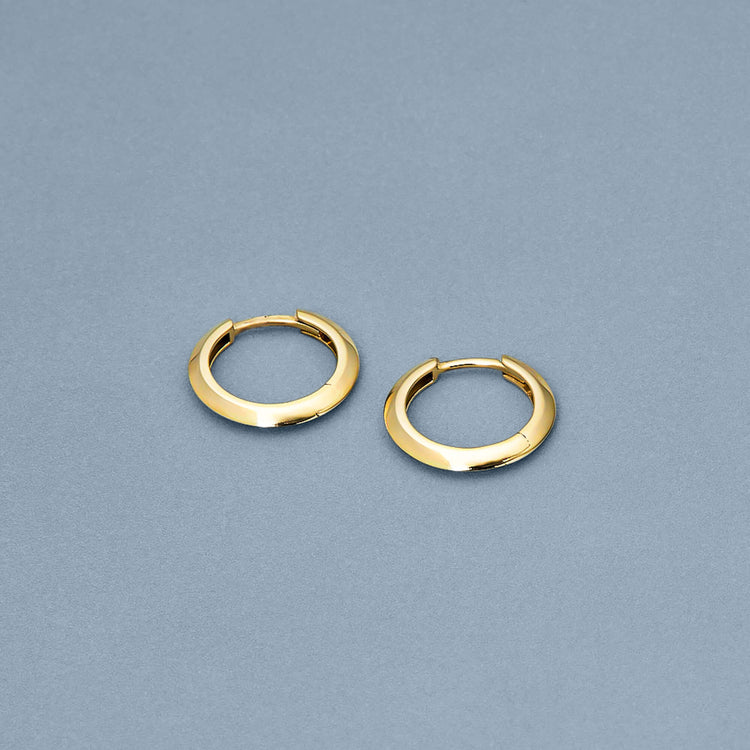 Stone and Strand 14K Yellow Gold Gold Knife Edge Single Huggie Editorial Image