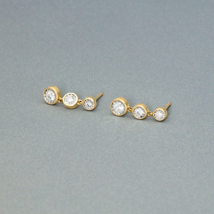 Stone and Strand 10K Yellow Gold Diamonds By The Dozen Gradient Drop Earrings Editorial Image