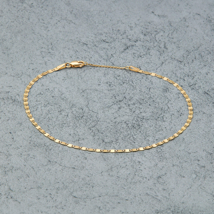 Stone and Strand 14K Yellow Gold Mirror Chain Anklet Editorial Image