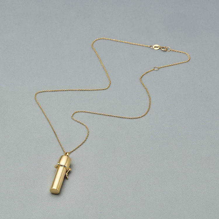 Stone and Strand 14K Yellow Gold Scroll Necklace Editorial Image