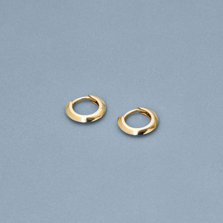 Stone and Strand 14K Yellow Gold Second Hole Gold Knife Edge Single Huggie Editorial Image