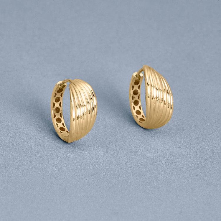 Stone and Strand 14K Yellow Gold Side Swerve Huggies Editorial Image