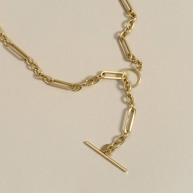 Stone and Strand 10K Yellow Gold Trombone Link Toggle Lariat Necklace Editorial Image