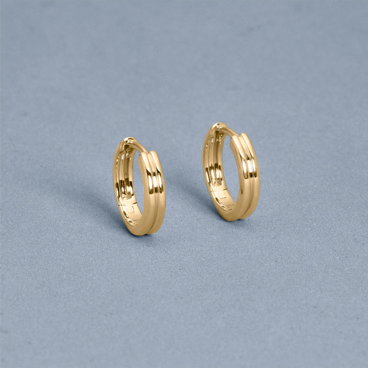 Stone and Strand 14K Yellow Gold The Essential Ridged Hoop Editorial Image