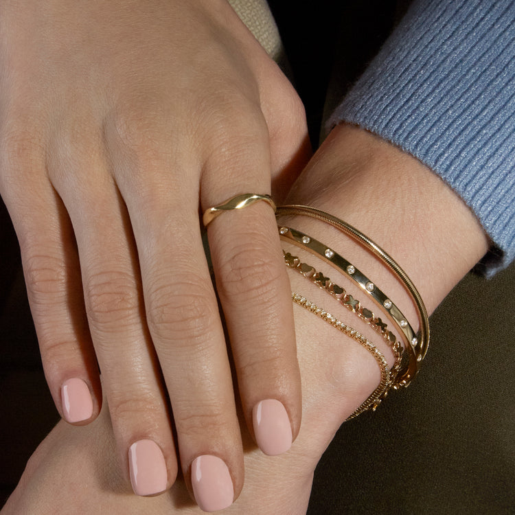 Image of 14K Yellow Gold Twist And Turn Ring on Models Hand