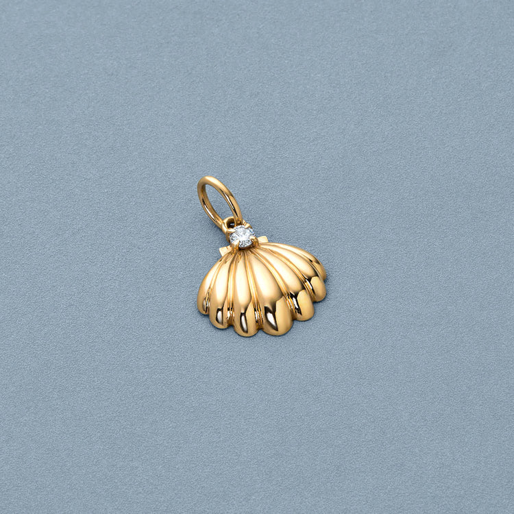 Stone and Strand 14K Yellow Gold Vintage Scallop Shell Charm Editorial Image