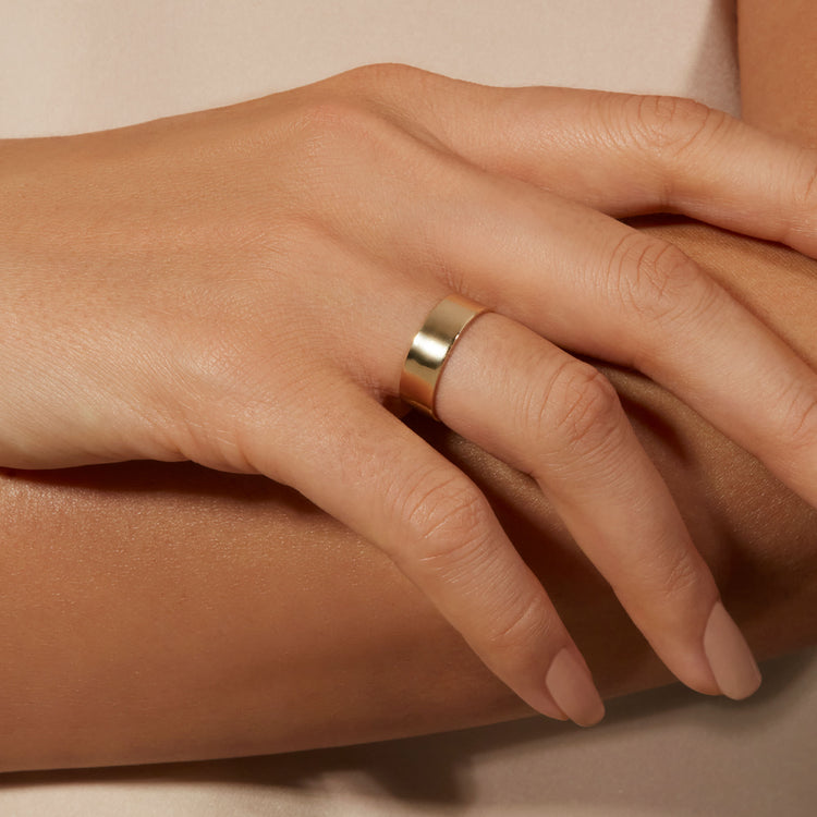 Image of 14K Yellow Gold Bold Cigar Band on Models Hand