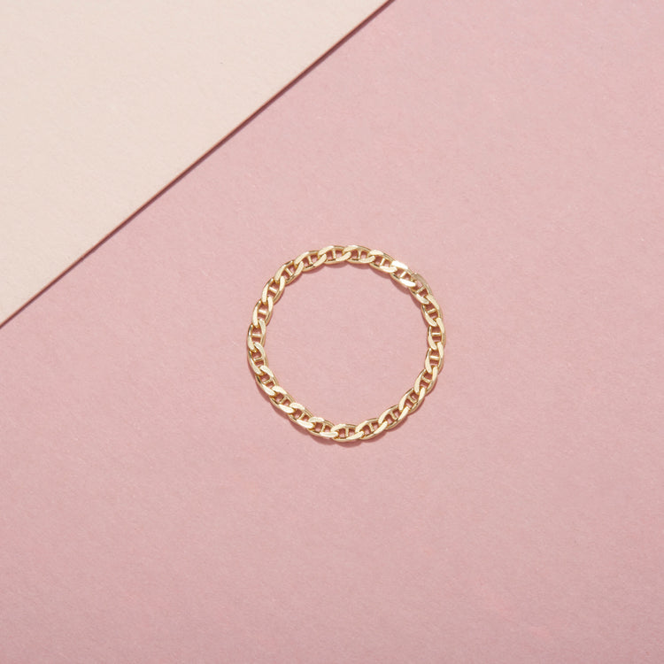 Stone and Strand 10K Yellow Gold Maritime Chain Ring Editorial Image