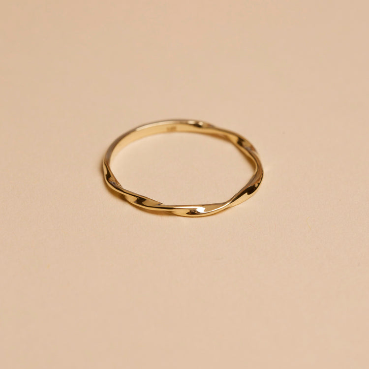 Stone and Strand 10K Yellow Gold Wavy Band Editorial Image